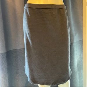 Banana Republic gray stretch knit skirt with curved hem at sides in EUC.  Size M